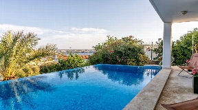 Schönes Haus auf Menorca in Cala Llonga mit Pool und Blick über den Hafen von Mahon