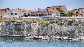 Moderne Villa zum Verkauf auf Menorca mit Meerblick an der Bucht von Cala Fons