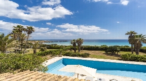 Rustikales Haus zum Verkauf direkt am Meer mit wunderbarem Blick auf den Strand von Son Xoriguer