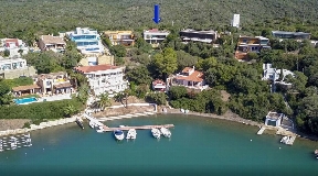 Moderne Villa mit atemberaubender Sicht über den Hafen von Mahon in ruhiger und privater Lage.