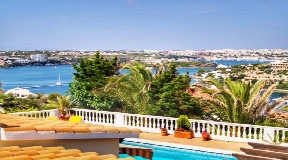 Außergewöhnliche Villa yum Verkauf auf Menorca in der Bucht von Cala Llonga