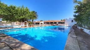 Luxus Villa zum Verkauf auf Menorca mit direktem Zugang zum Meer