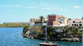 Villa direkt am Wasser mit bequemem Zugang zu einem privaten Liegeplatz in Menorca in Es Castell