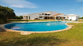 Exklusive Villa mit 650 qm Wohnfläche in perfekter Lage in Trebaluger auf Menorca