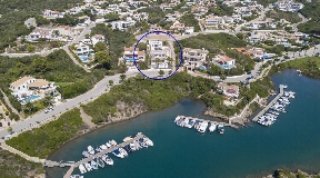 Schöne moderne Villa mit toller Sicht auf die Hafenmündung und die Cala Llonga zum Verkauf