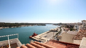 Schönes Haus in Menorca mit Sicht auf den Hafen von Mahon zum Verkauf