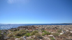 Wunderbares grosses Grundstück direkt am sonnigen Strand in Cala Blanca