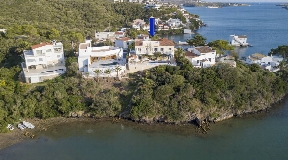 Villa in edler Ausstattung im Hafen von Mahon auf Menorca in Frontline zum Verkauf