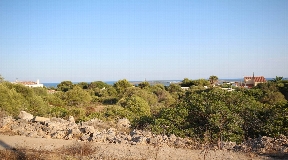 Große Grundstück im Küstenort Punta Prima auf Menorca