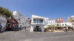 Wohn- und Geschäftshaus im malerischen Cala-Fonts Menorca