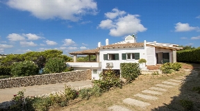Attraktive Frontline Villa auf Menorca zu verkaufen mit Meerblick