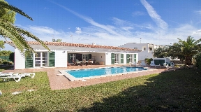 Schöne Villa auf Menorca zu verkaufen mit Laufabstand zu einem Sandstrand in Arenal.