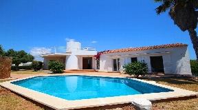 Hervorragende Villa in exzellentem Zustand, ausgestattet mit einem privaten Pool in Binibeca