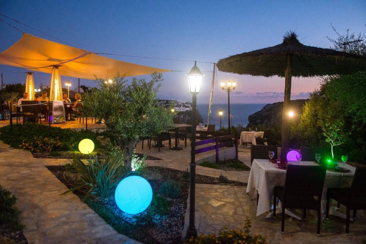 Wunderschöne 3-Sterne-Hotels in Calan Porter mit herrlichem Blick auf das Meer