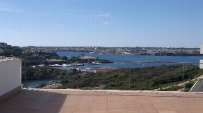 Luxuriöse Villa mit atemberaubendem Blick auf den Hafen von Mahon