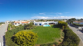 Hochwertige freistehende Villa mit großem Garten auf Menorca