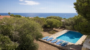 Moderne Villa mit spektakulärem Blick auf den Strand von Santo Tomas auf Menorca