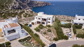Wunderschöne Villa mit Meerblick an der Front zu verkaufen in Cala Morell