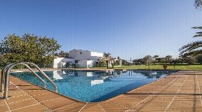 Charmantes zweistöckiges Familienhaus in Mahon mit einem beeindruckenden Swimmingpool