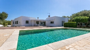 Schöne trendige Villa mit Touristenlizenz in der Gegend von Cala Santandria zu verkaufen