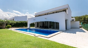 Einzigartiges Haus zum Verkauf mit Pool und Touristenlizenz in einer ruhigen Gegend in Addaia