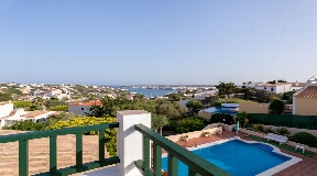 Sichtbare Villa zum Verkauf mit herrlichem Blick auf den Hafen von Mahón
