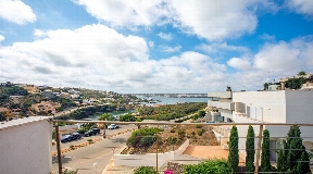 Neue Villa zum Verkauf in Cala Llonga mit schönem Blick auf den Hafen von Mahón