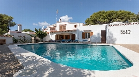 Sichtbare Villa zum Verkauf in Cala Galdana mit touristischer Lizenz